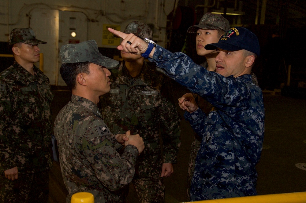 USS Bonhomme Richard (LHD 6) USS Ashland Departs