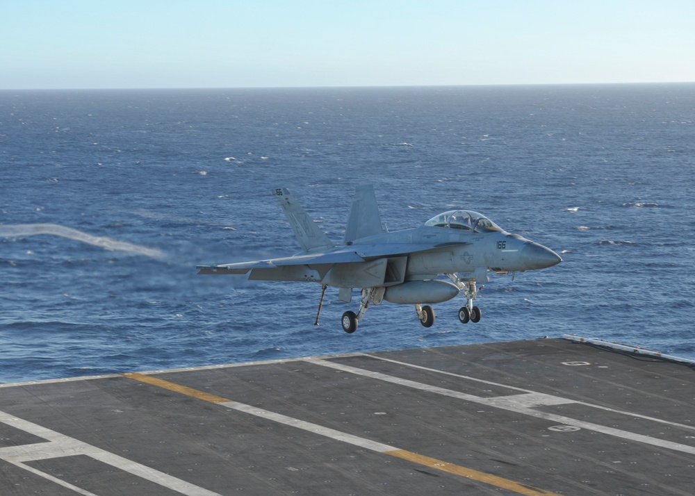 F/A-18F lands on Nimitz