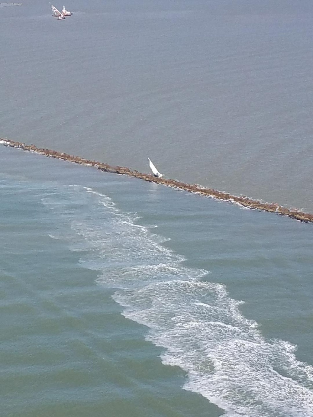 Sailboat drifts into South Galveston Jetty