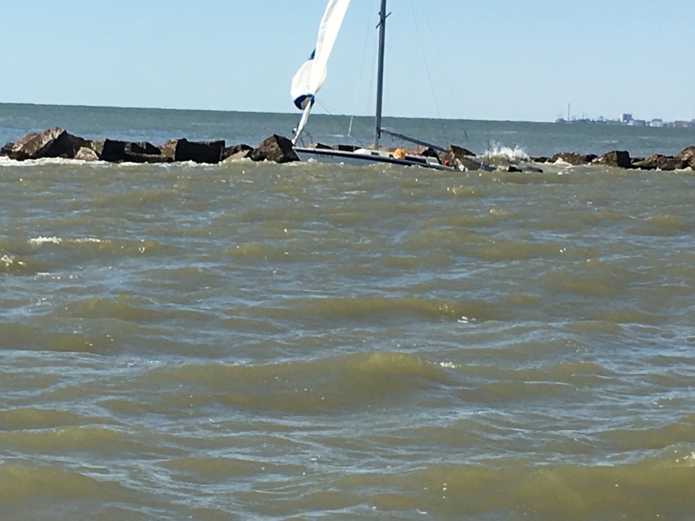 Sailboat drifts into South Galveston Jetty