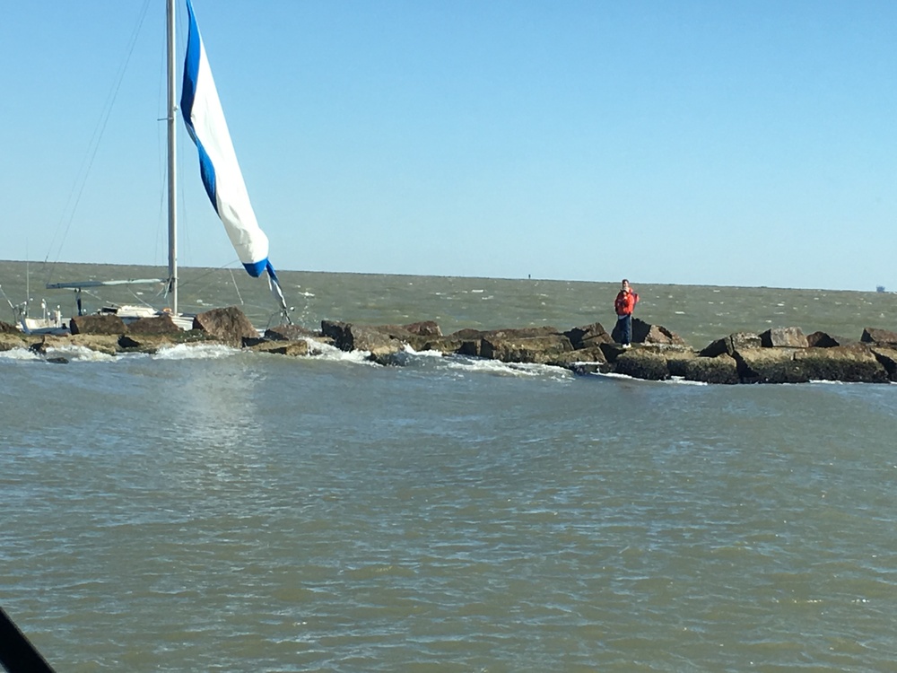 Sailboat drifts into South Galveston Jetty