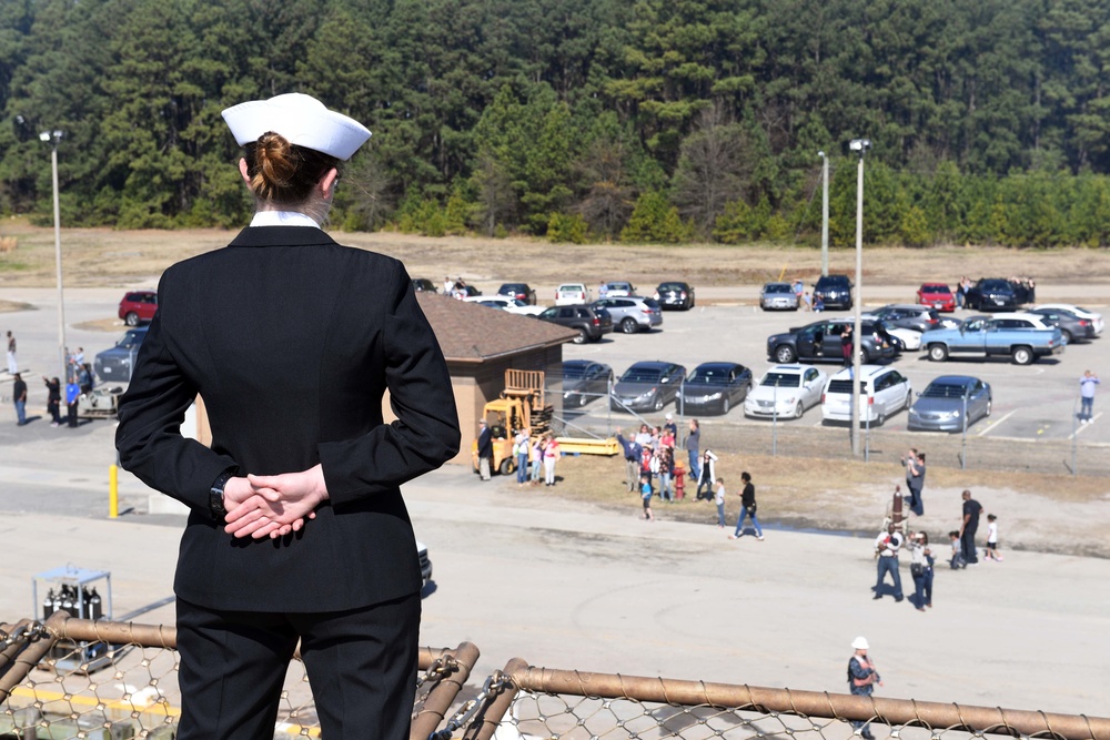 USS Carter Hall Deploys