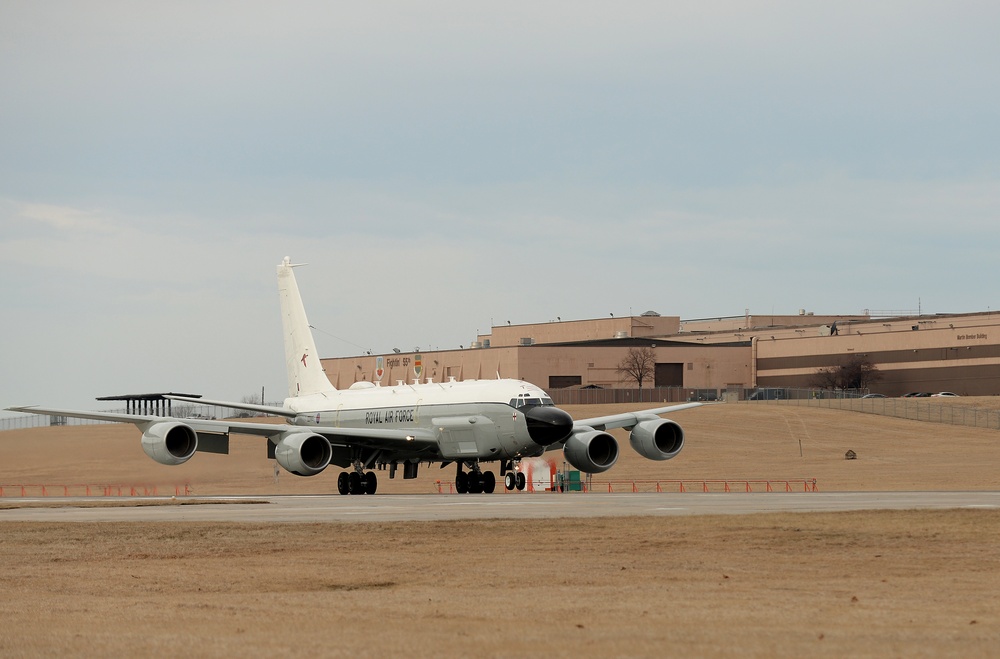 Offutt teams with RAF 51 Squadron to fix Airseeker landing gear