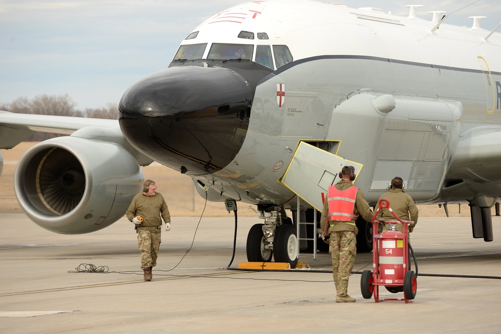 Offutt teams with RAF 51 Squadron to fix Airseeker landing gear