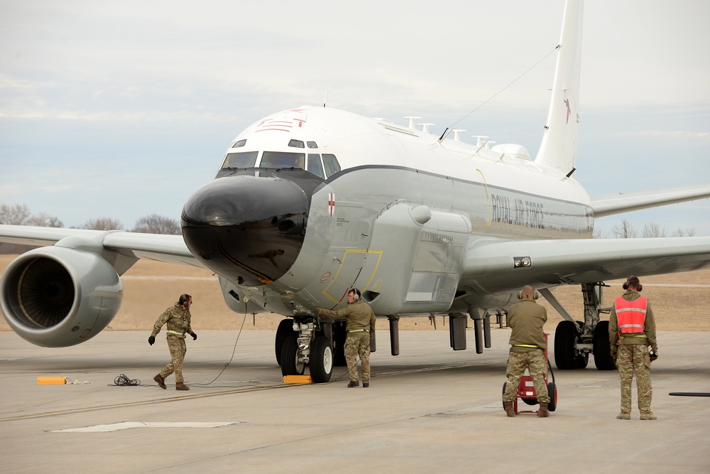 Offutt teams with RAF 51 Squadron to fix Airseeker landing gear