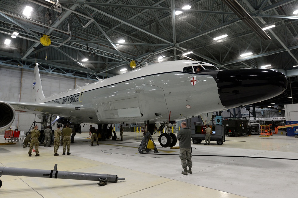 Offutt teams with RAF 51 Squadron to fix Airseeker landing gear