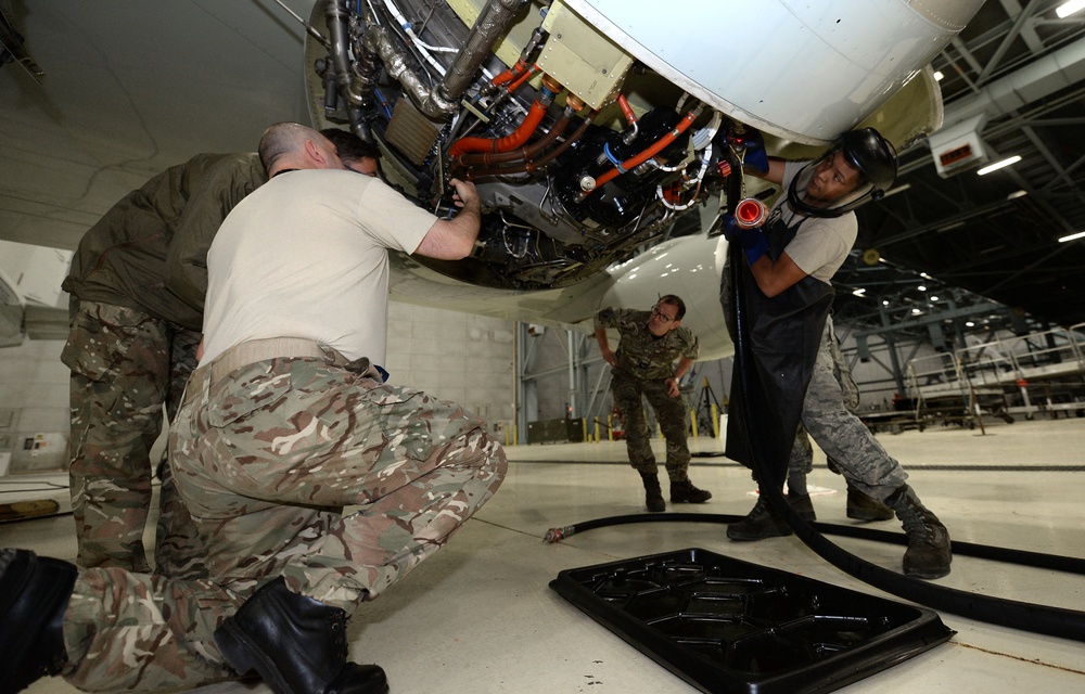 Offutt teams with RAF 51 Squadron to fix Airseeker landing gear