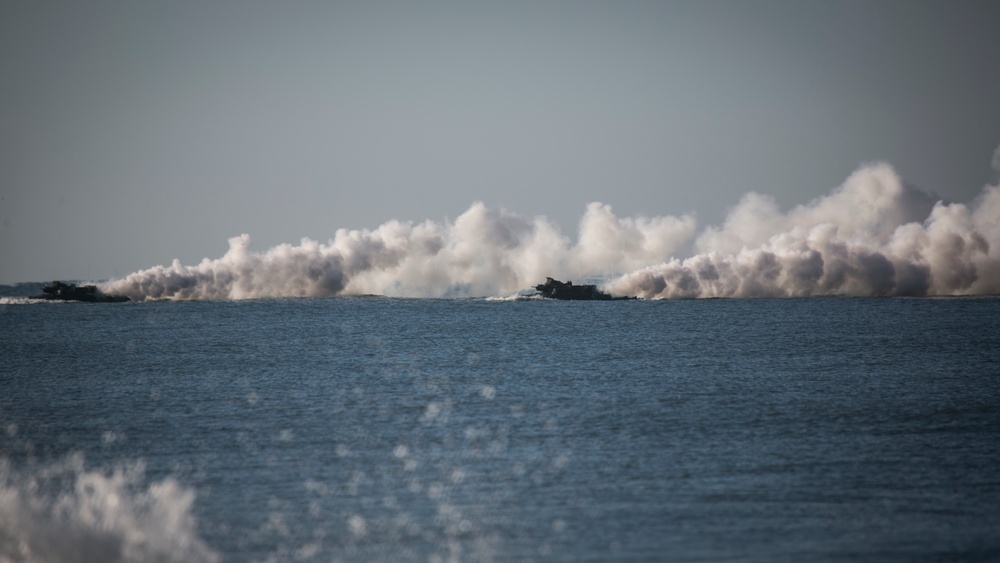 JGSDF and U.S. Marines hit the waves