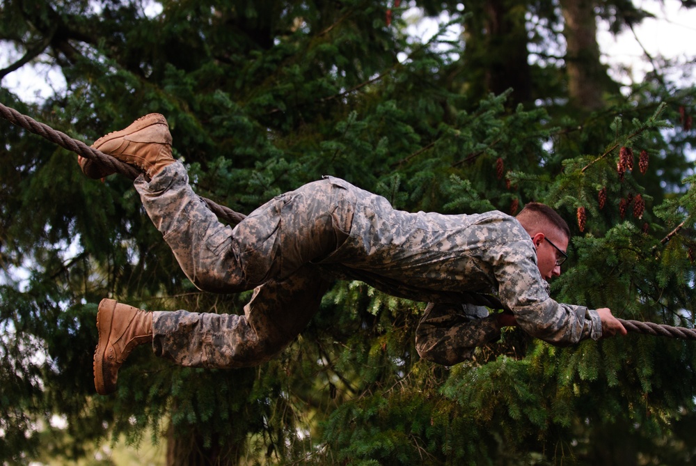 Pfc. Raymond A. Gomez of the 315th Engineer Battalion climbs a rope during the confidence course portion of the 301st Maneuver Enhancement Brigade Best Warrior competition