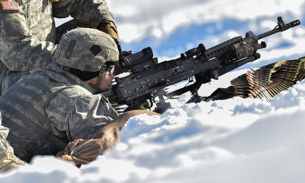 Heavy-weapons paratroopers qualify with machine guns