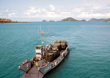 USS Green Bay conducts a stern gate marriage with LCU 1666 following Exercise Cobra Gold 2017