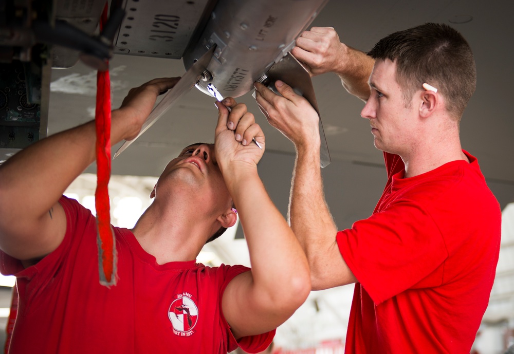 Red crew races to win weapons load