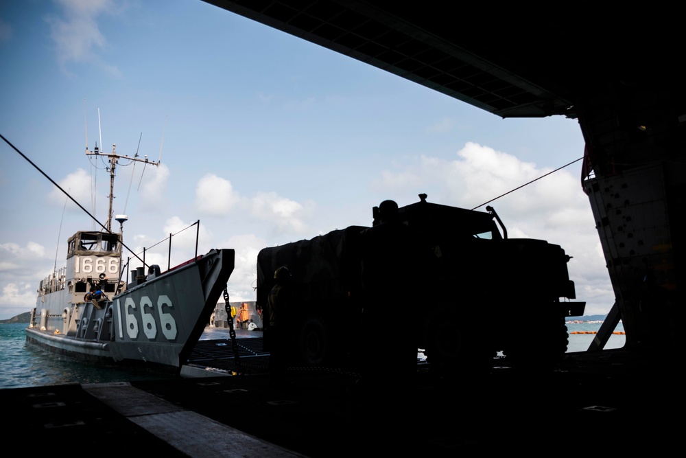 USS Green Bay conducts a stern gate marriage with LCU 1666 following Exercise Cobra Gold 2017