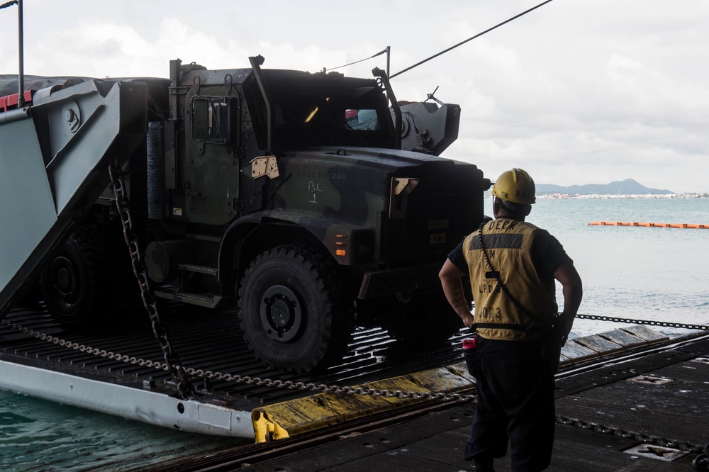 USS Green Bay conducts stern gate marriage with LCU 1666 following Cobra Gold 2017