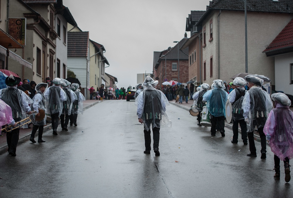 Karneval auf Ramstein: Germans, Americans celebrate fasching
