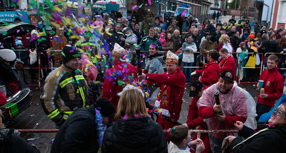 Karneval auf Ramstein: Germans, Americans celebrate fasching