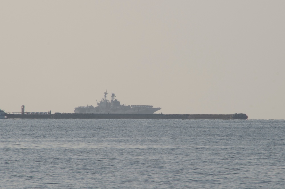 USS Bonhomme Richard (LHD 6) pulls into White Beach