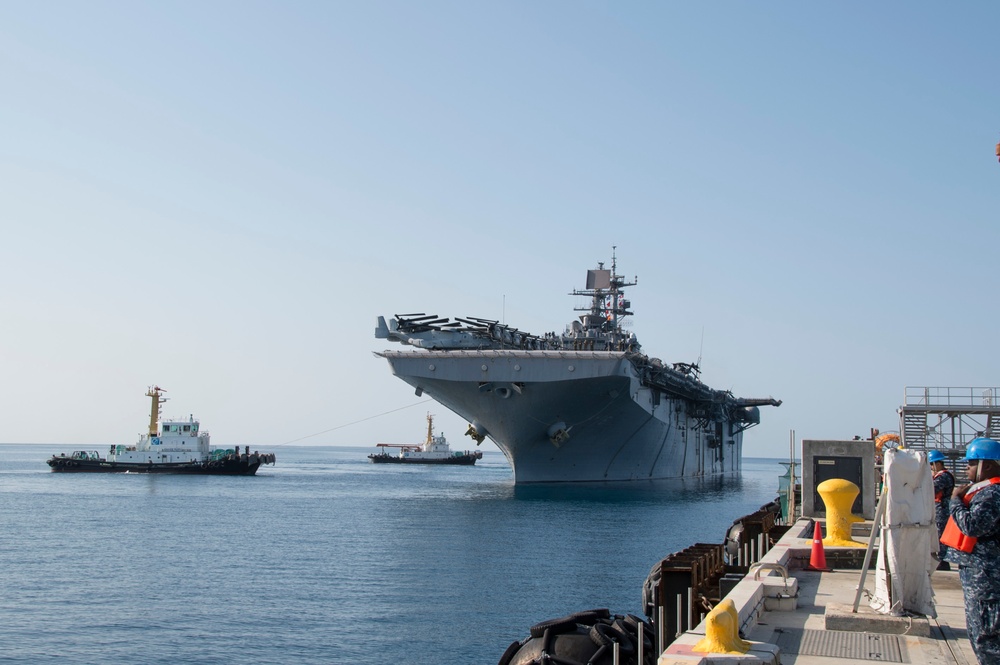 USS Bonhomme Richard (LHD 6) pulls into White Beach