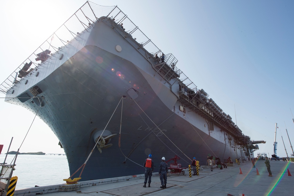 USS Bonhomme Richard (LHD 6) pulls into White Beach