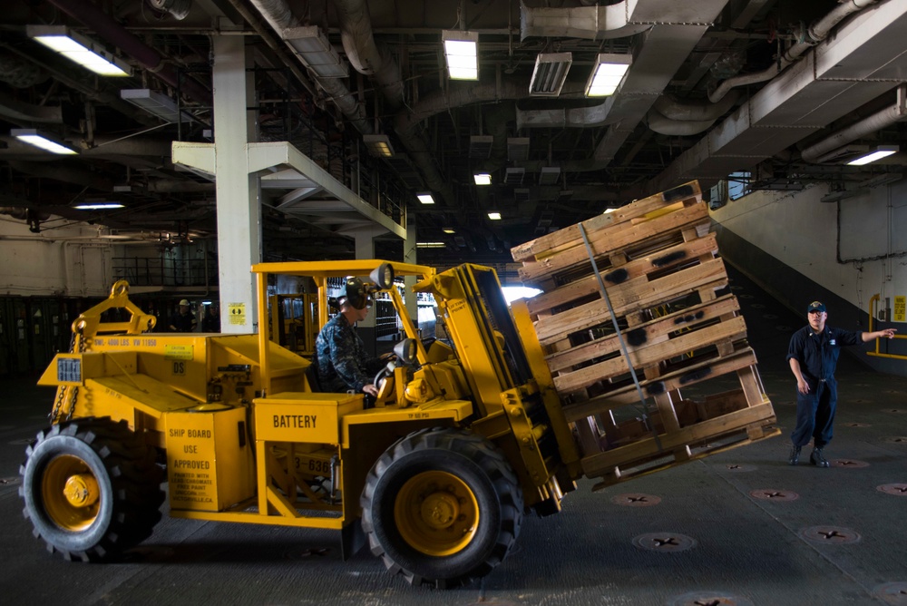 USS Bonhomme Richard (LHD 6) Conducts Marine Onload