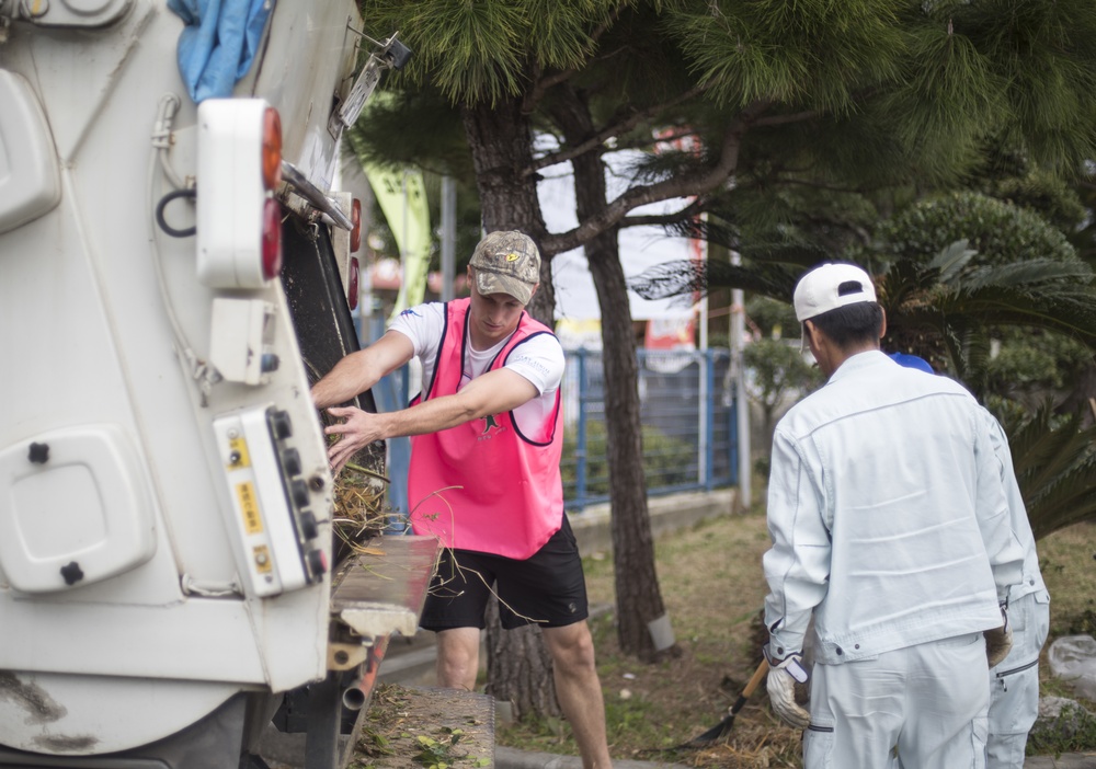 Tigers in Kadena Town: 909th AMU Airmen volunteer with Kadena Ryoku Ju Kai