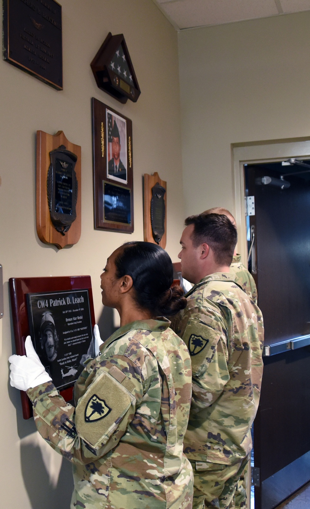 1-151st Attack Reconnaissance Battalion honors fallen Soldiers with plaque dedication