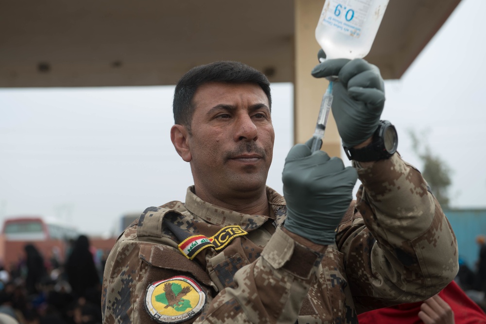 Iraqi CTS medics treat internally displaced people