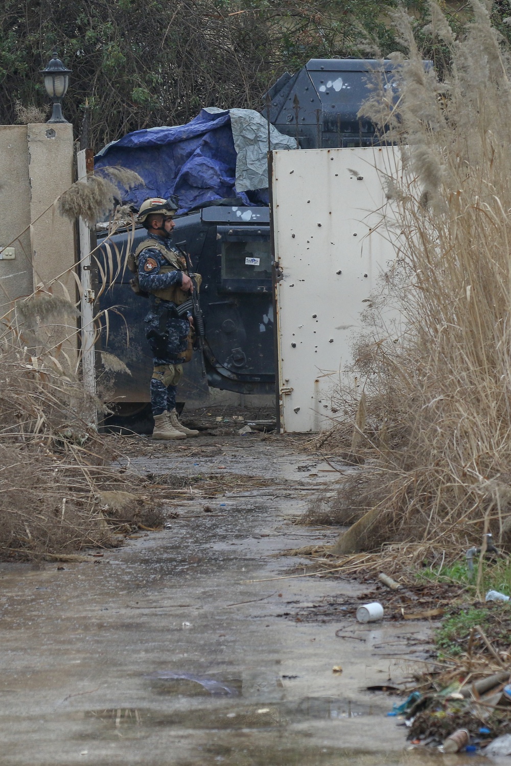 Iraqi federal police conduct operations to free West Mosul from ISIS