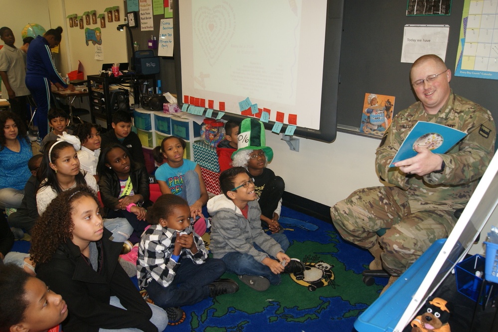 Soldier Reads to 5th Graders