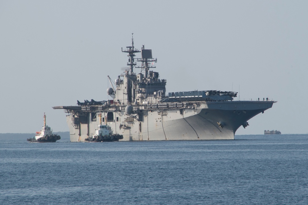 USS Bonhomme Richard (LHD 6) pulls into White Beach