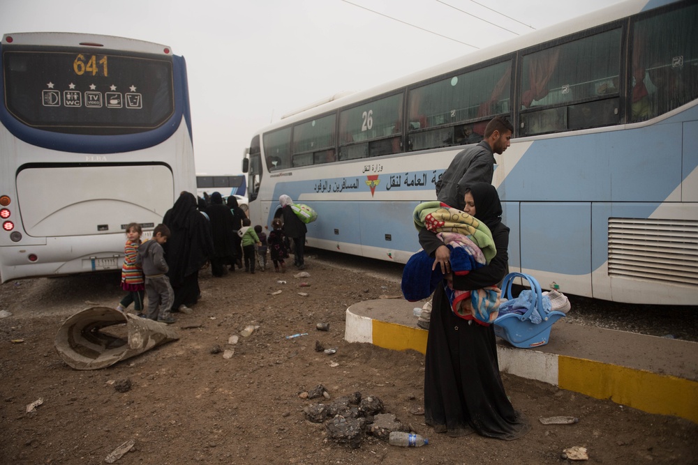 Internally displaced women and children near Mosul