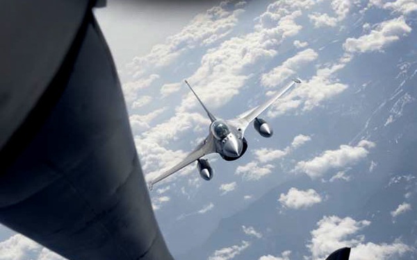 U.S. supports Romanian air force in first-ever KC-135 refueling mission