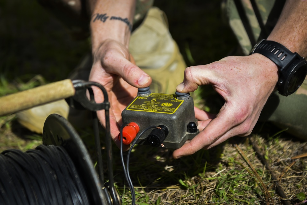 EOD Air Commandos conduct tool training