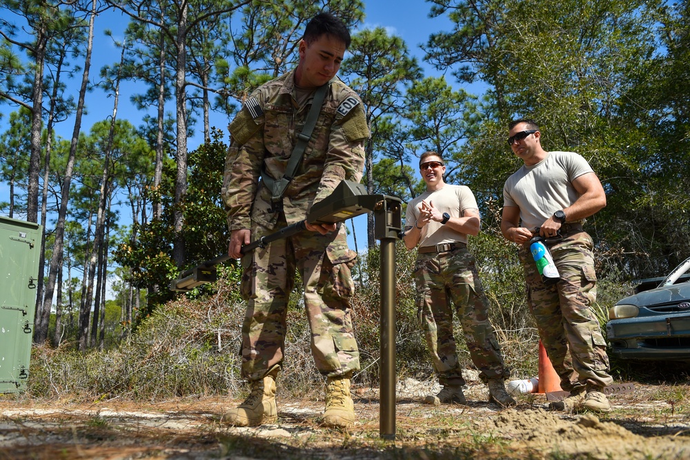 EOD Air Commandos conduct tool training