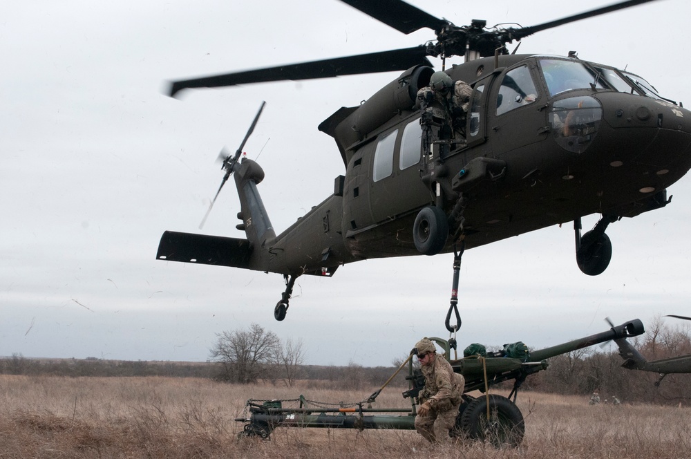Oklahoma Aviators and Field Artillery Work Together in Air Assault Training