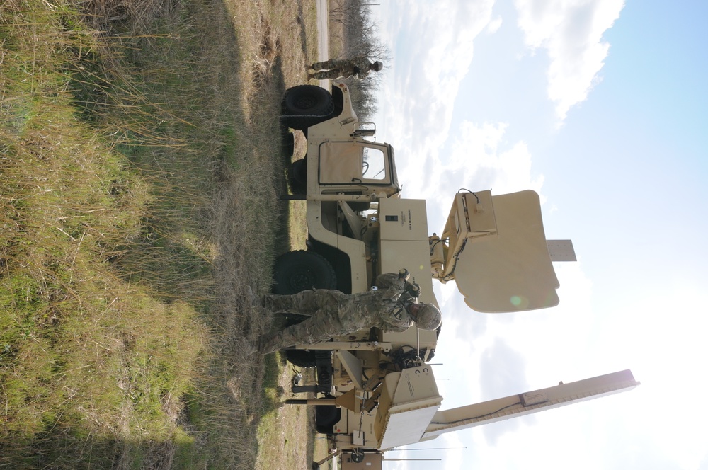 Soldiers train on radars