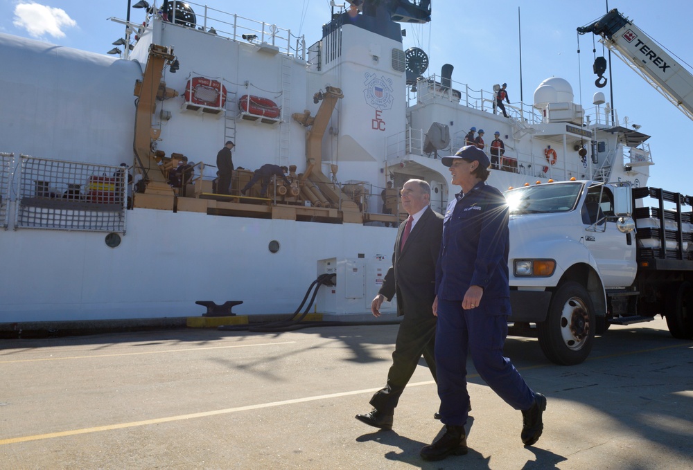 Base Portsmouth command hosts tour for City of Portsmouth, Va mayor and council members