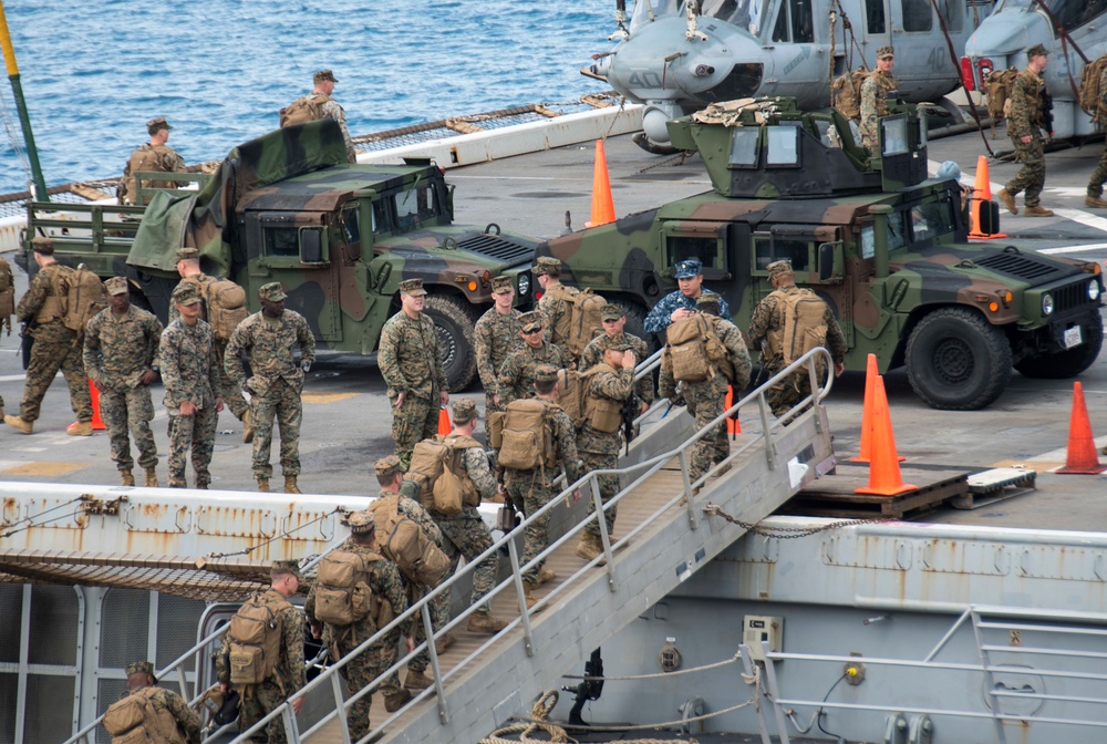 31st MEU personnel onload, USS Bonhomme Richard