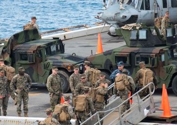 31st MEU personnel onload, USS Bonhomme Richard