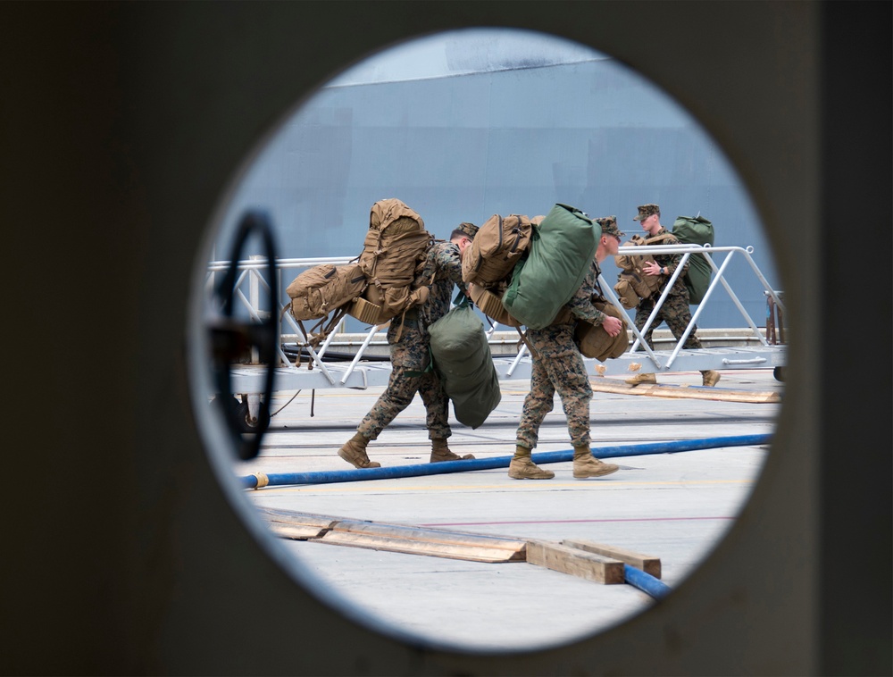 31st MEU personnel onload, USS Bonhomme Richard