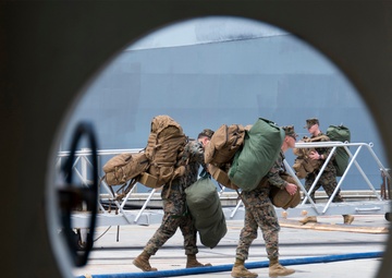 31st MEU personnel onload, USS Bonhomme Richard