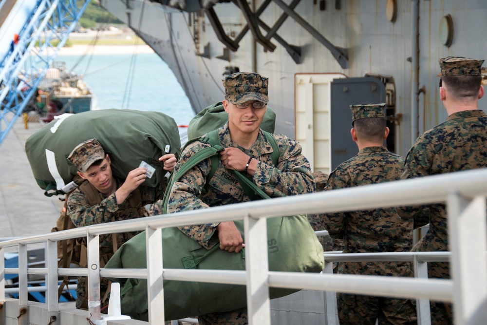 31st MEU personnel onload, USS Bonhomme Richard