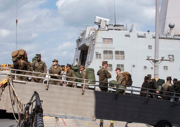 31st MEU personnel onload, USS Bonhomme Richard