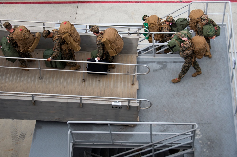 31st MEU personnel onload, USS Bonhomme Richard