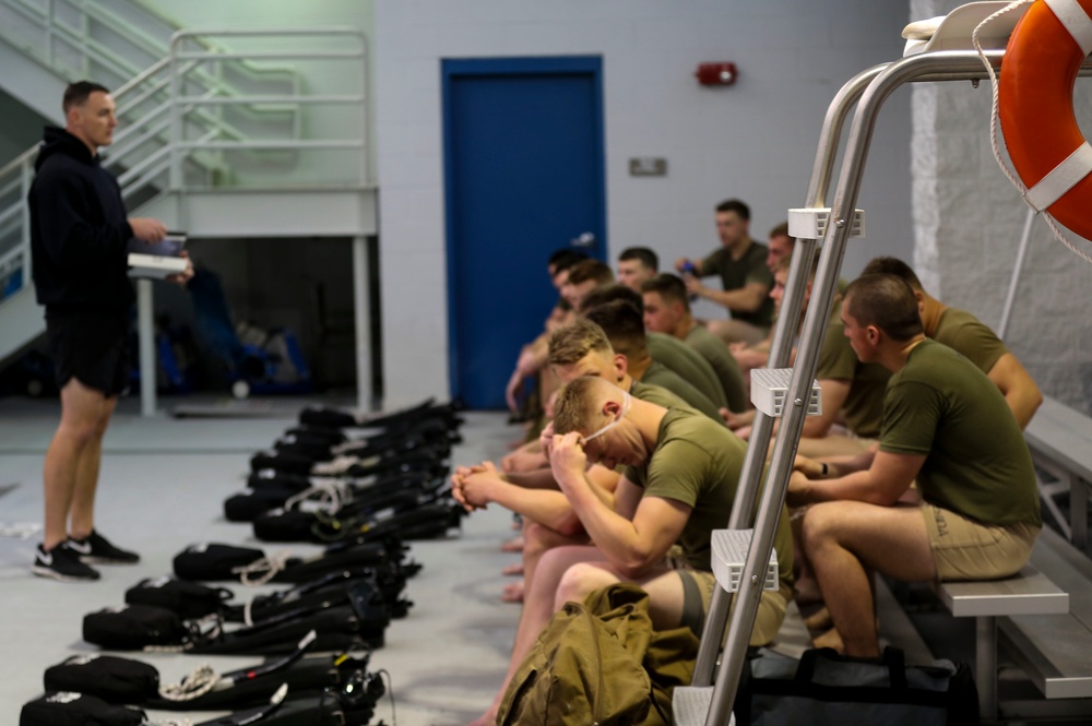 Amphibious: Recon Marines prepare for Dive School