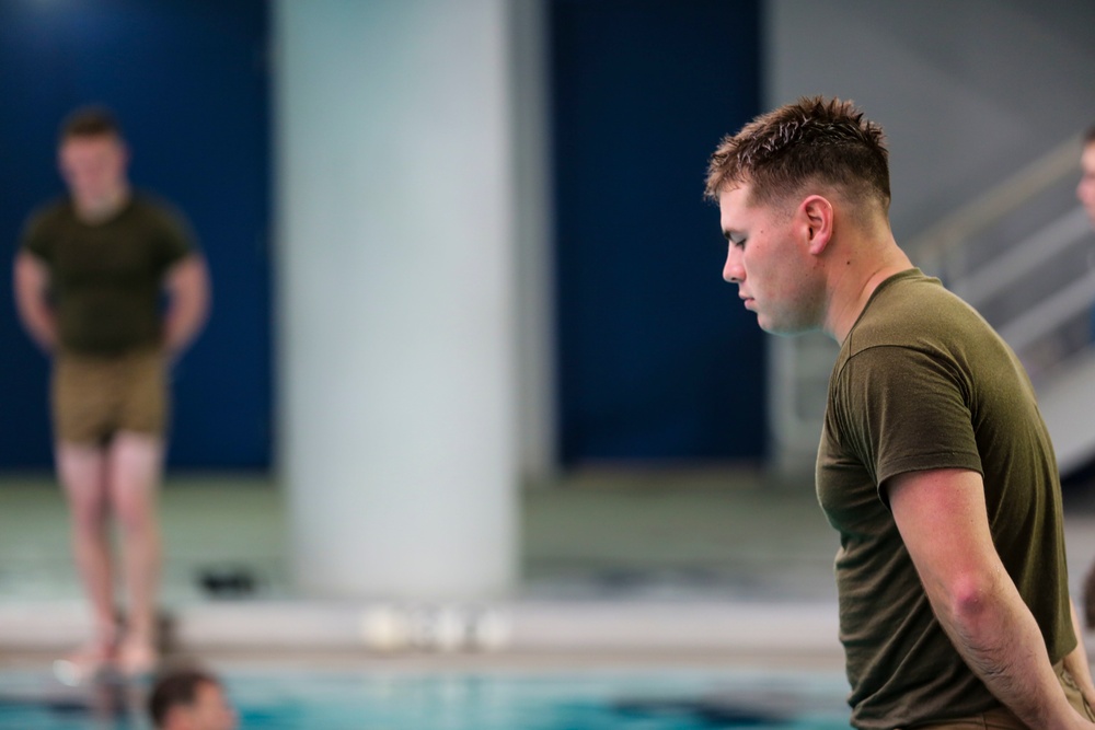 Amphibious: Recon Marines prepare for Dive School