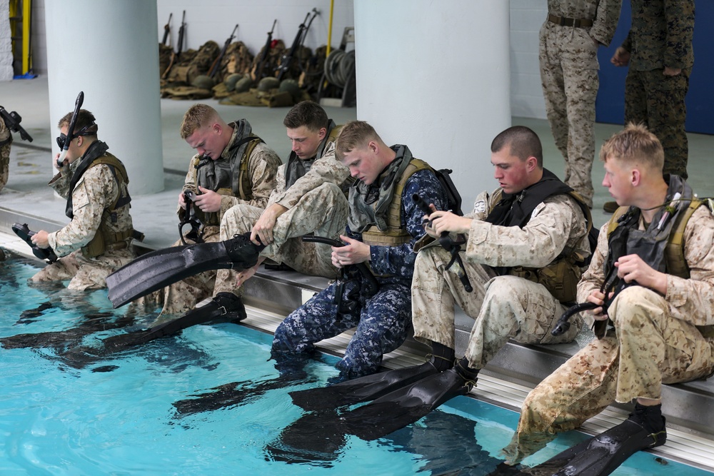 Amphibious: Recon Marines prepare for Dive School