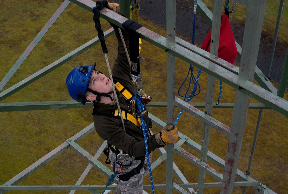 1 CMXS Airmen train with their heads in the clouds