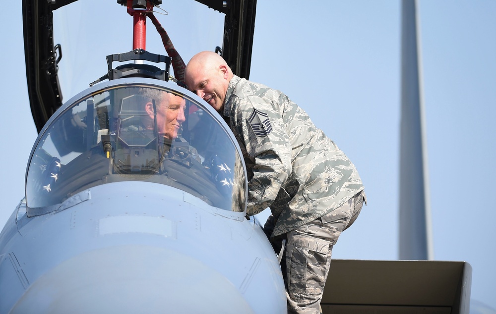 Gen. Carlisle logs final flight