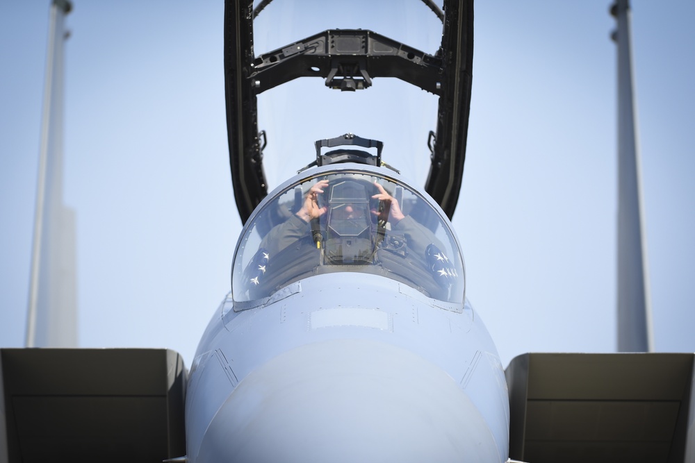 Gen. Carlisle logs final flight